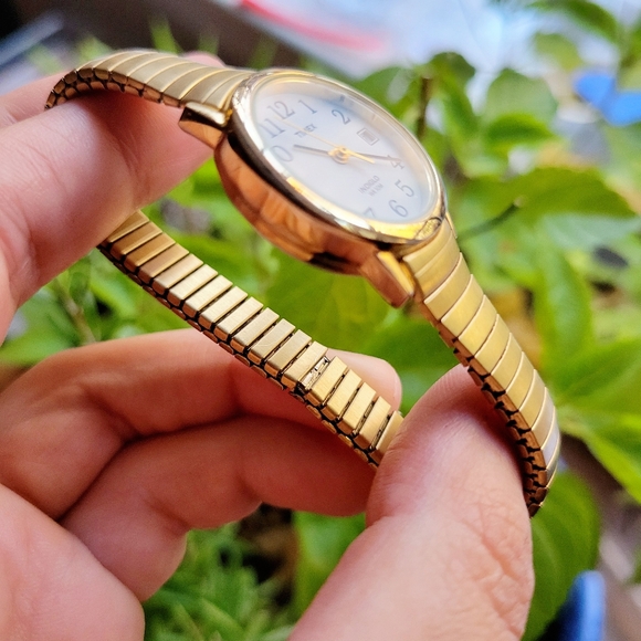 Vintage Timex Indiglo Womens Womans Gold Round Analog Calendar Stretch Watch - Picture 10 of 10